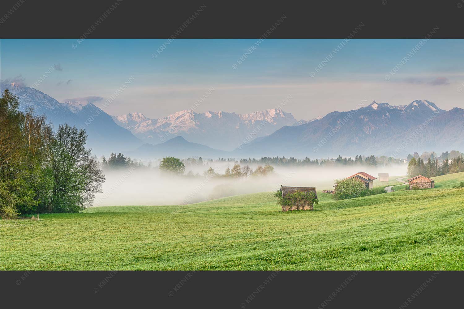 Eine sanfte Nebelstimmung verschleiert den Blick durch das Loisachtal zum Wettersteingebirge - Von draußen rein 2:1  -- Zugspitzblick von Murnau - mehr Infos bei www.Kriner-Weiermann.de
