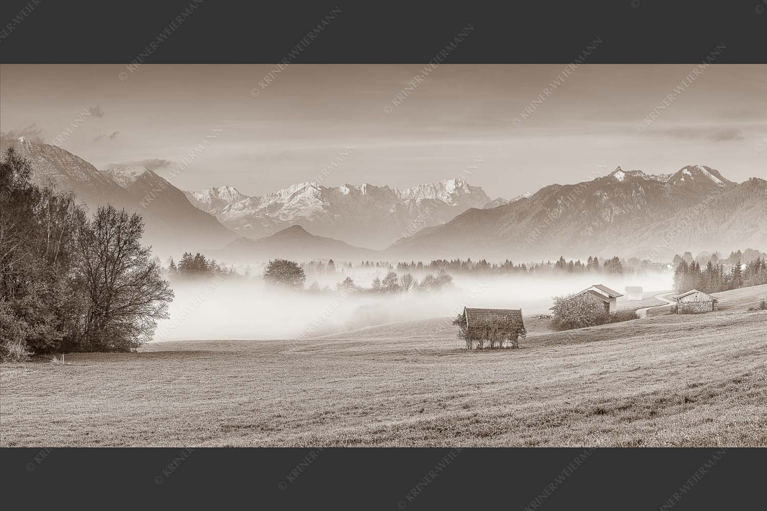 Eine sanfte Nebelstimmung verschleiert den Blick durch das Loisachtal zum Wettersteingebirge - Von draußen rein 2:1 sepia -- Zugspitzblick von Murnau - mehr Infos bei www.Kriner-Weiermann.de