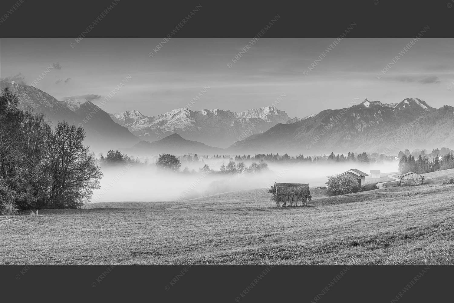 Eine sanfte Nebelstimmung verschleiert den Blick durch das Loisachtal zum Wettersteingebirge - Von draußen rein 2:1 sw -- Zugspitzblick von Murnau - mehr Infos bei www.Kriner-Weiermann.de