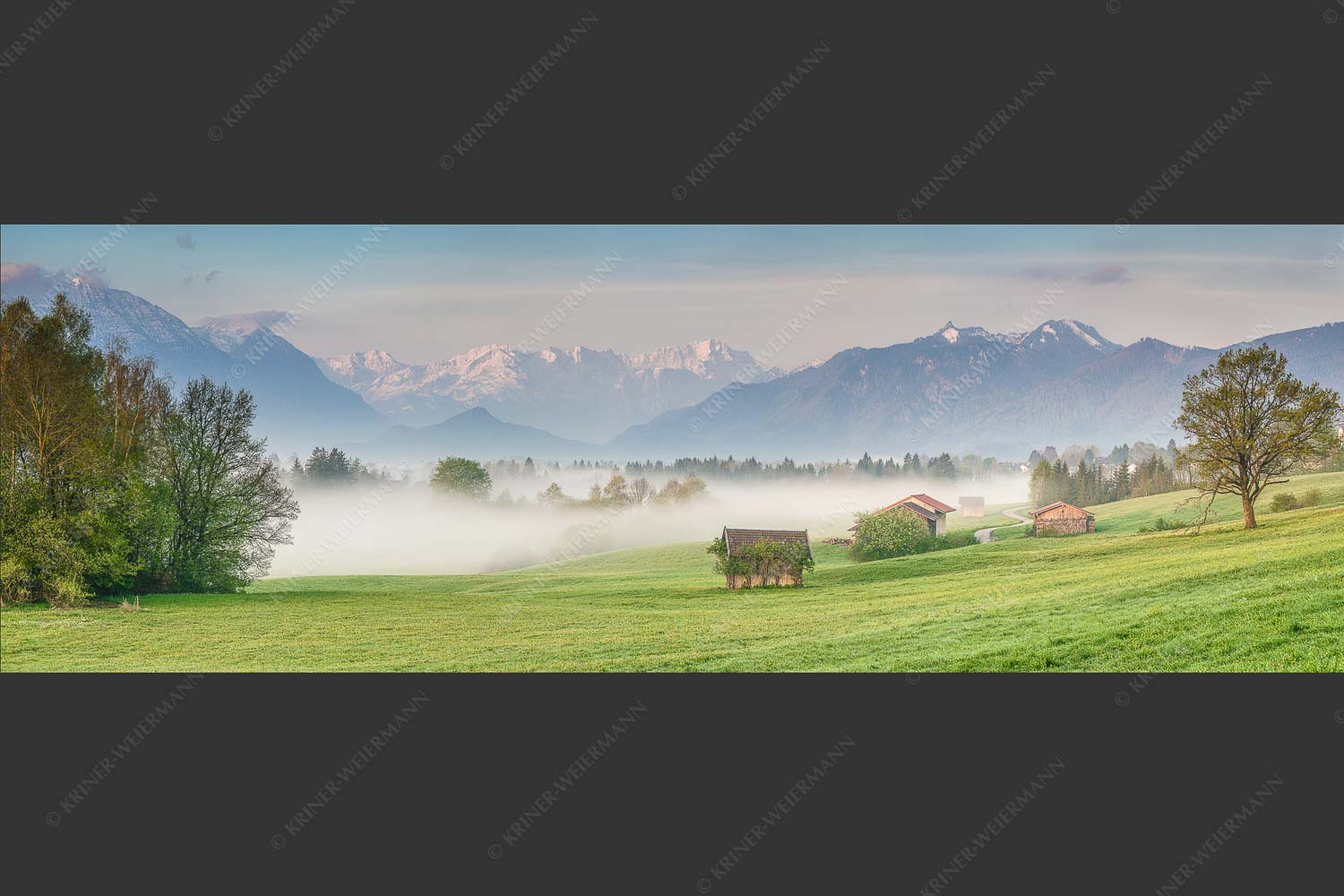 Eine sanfte Nebelstimmung verschleiert den Blick durch das Loisachtal zum Wettersteingebirge - Von draußen rein 3:1  -- Zugspitzblick von Murnau - mehr Infos bei www.Kriner-Weiermann.de