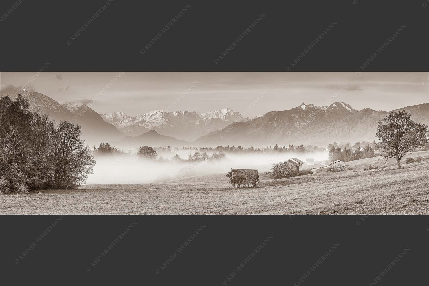 Eine sanfte Nebelstimmung verschleiert den Blick durch das Loisachtal zum Wettersteingebirge - Von draußen rein 3:1 sepia -- Zugspitzblick von Murnau - mehr Infos bei www.Kriner-Weiermann.de
