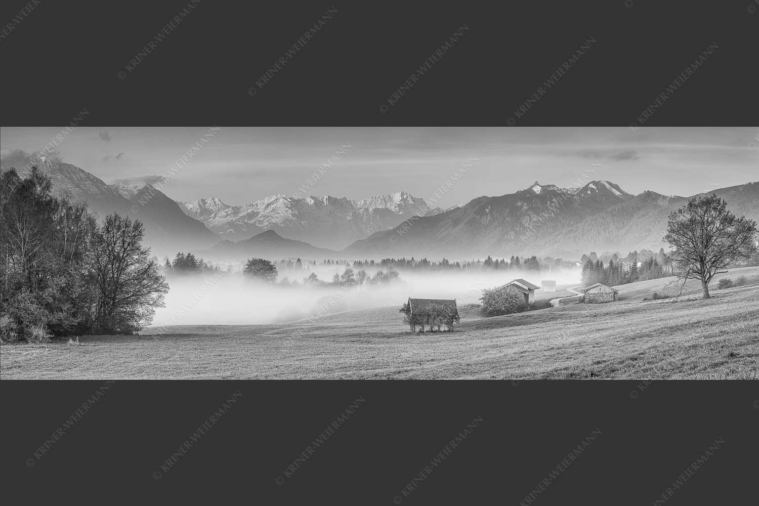 Eine sanfte Nebelstimmung verschleiert den Blick durch das Loisachtal zum Wettersteingebirge - Von draußen rein 3:1 sw -- Zugspitzblick von Murnau - mehr Infos bei www.Kriner-Weiermann.de