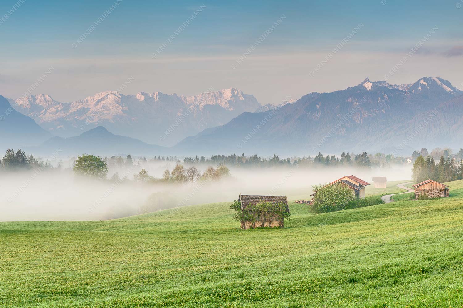 Eine sanfte Nebelstimmung verschleiert den Blick durch das Loisachtal zum Wettersteingebirge - Von draußen rein 3:2  -- Zugspitzblick von Murnau - mehr Infos bei www.Kriner-Weiermann.de