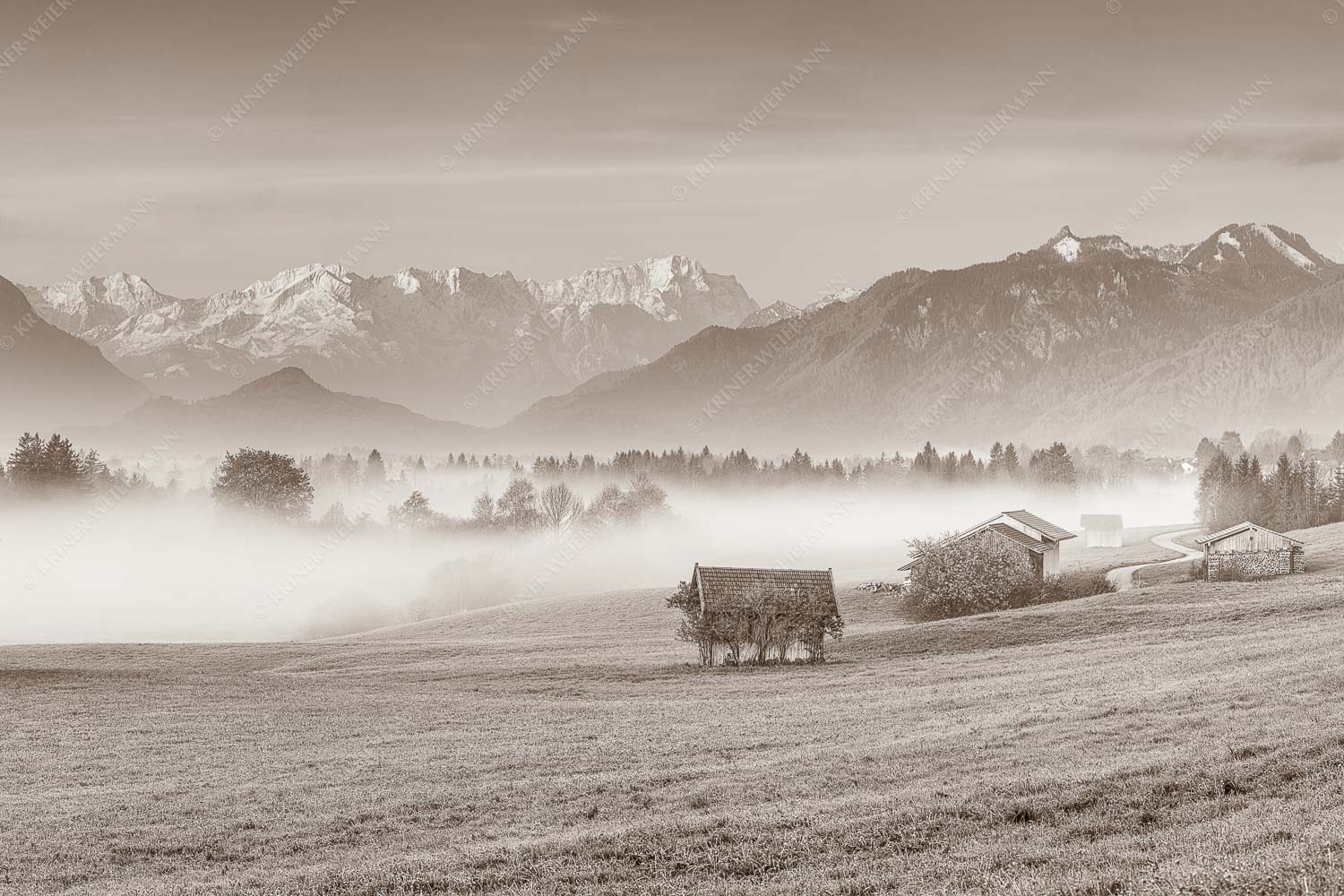 Eine sanfte Nebelstimmung verschleiert den Blick durch das Loisachtal zum Wettersteingebirge - Von draußen rein 3:2 sepia -- Zugspitzblick von Murnau - mehr Infos bei www.Kriner-Weiermann.de