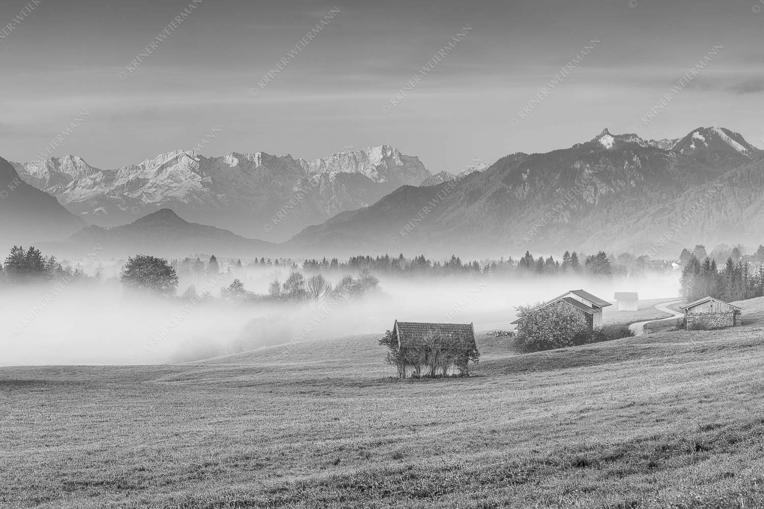 Eine sanfte Nebelstimmung verschleiert den Blick durch das Loisachtal zum Wettersteingebirge - Von draußen rein 3:2 sw -- Zugspitzblick von Murnau - mehr Infos bei www.Kriner-Weiermann.de