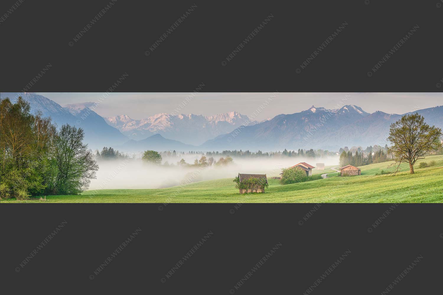 Eine sanfte Nebelstimmung verschleiert den Blick durch das Loisachtal zum Wettersteingebirge - Von draußen rein 4:1  -- Zugspitzblick von Murnau - mehr Infos bei www.Kriner-Weiermann.de