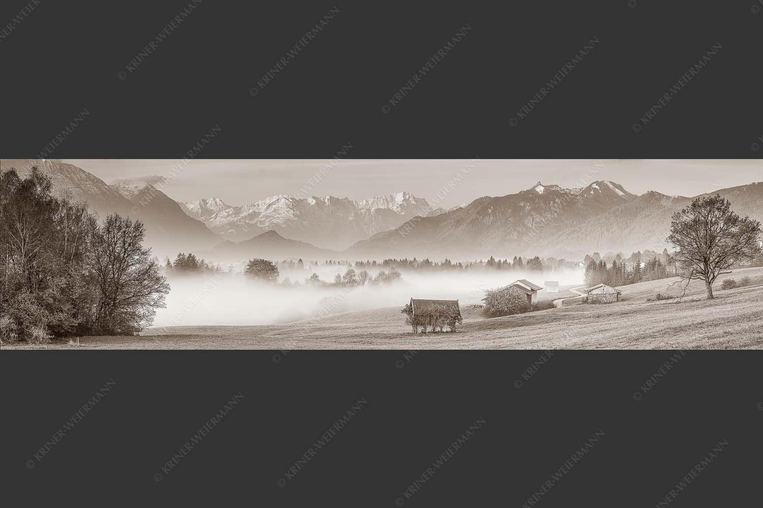 Eine sanfte Nebelstimmung verschleiert den Blick durch das Loisachtal zum Wettersteingebirge - Von draußen rein 4:1 sepia -- Zugspitzblick von Murnau - mehr Infos bei www.Kriner-Weiermann.de