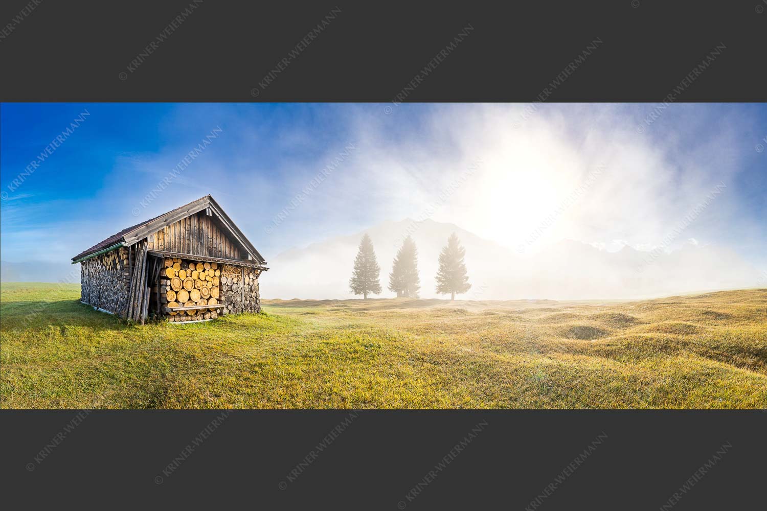 Blick über Buckelwiese zum Sonnenaufgang am Karwendel mit Nebelstimmung - Vorhang auf 2,5:1  -- Heustadel auf Buckelwiese - mehr Infos bei www.Kriner-Weiermann.de