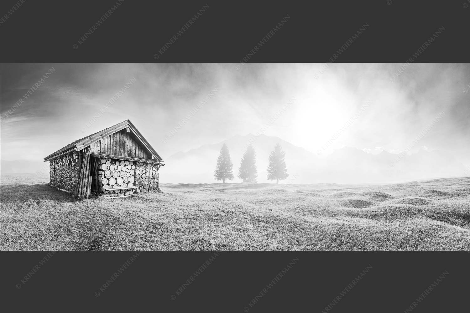 Blick über Buckelwiese zum Sonnenaufgang am Karwendel mit Nebelstimmung - Vorhang auf 2,5:1 sw -- Heustadel auf Buckelwiese - mehr Infos bei www.Kriner-Weiermann.de