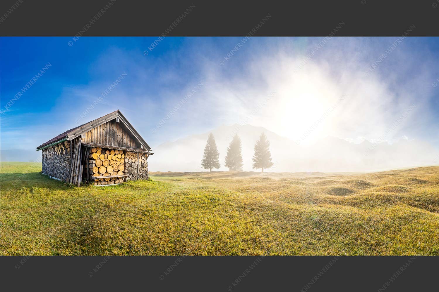 Blick über Buckelwiese zum Sonnenaufgang am Karwendel mit Nebelstimmung - Vorhang auf 2:1  -- Heustadel auf Buckelwiese - mehr Infos bei www.Kriner-Weiermann.de