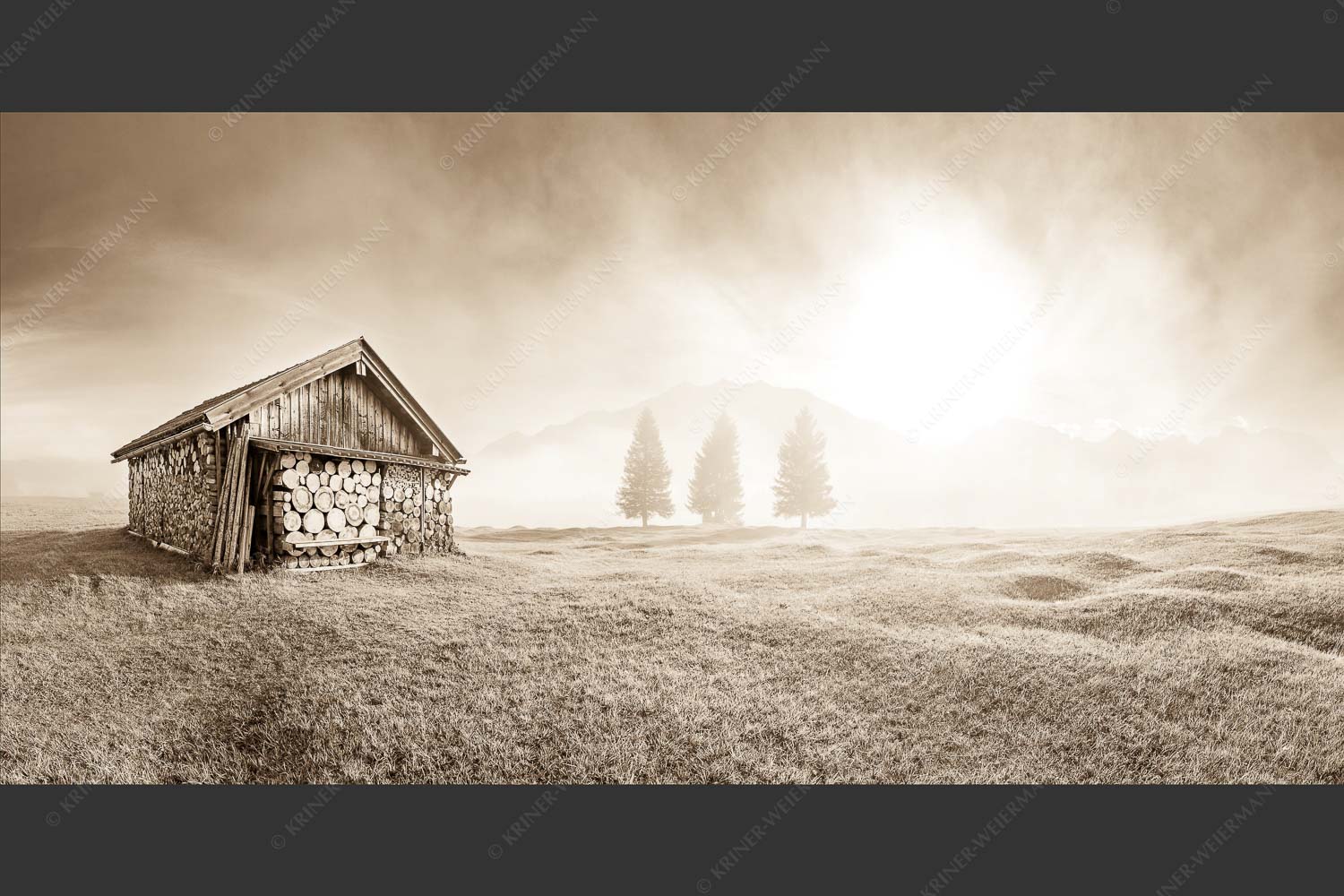 Blick über Buckelwiese zum Sonnenaufgang am Karwendel mit Nebelstimmung - Vorhang auf 2:1 sepia -- Heustadel auf Buckelwiese - mehr Infos bei www.Kriner-Weiermann.de