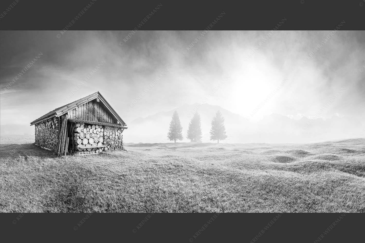 Blick über Buckelwiese zum Sonnenaufgang am Karwendel mit Nebelstimmung - Vorhang auf 2:1 sw -- Heustadel auf Buckelwiese - mehr Infos bei www.Kriner-Weiermann.de