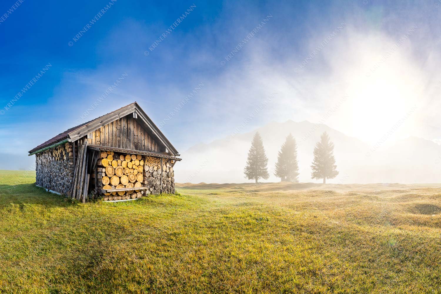 Blick über Buckelwiese zum Sonnenaufgang am Karwendel mit Nebelstimmung - Vorhang auf 3:2  -- Heustadel auf Buckelwiese - mehr Infos bei www.Kriner-Weiermann.de