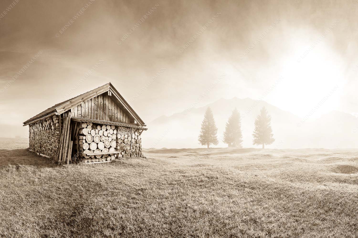 Blick über Buckelwiese zum Sonnenaufgang am Karwendel mit Nebelstimmung - Vorhang auf 3:2 sepia -- Heustadel auf Buckelwiese - mehr Infos bei www.Kriner-Weiermann.de