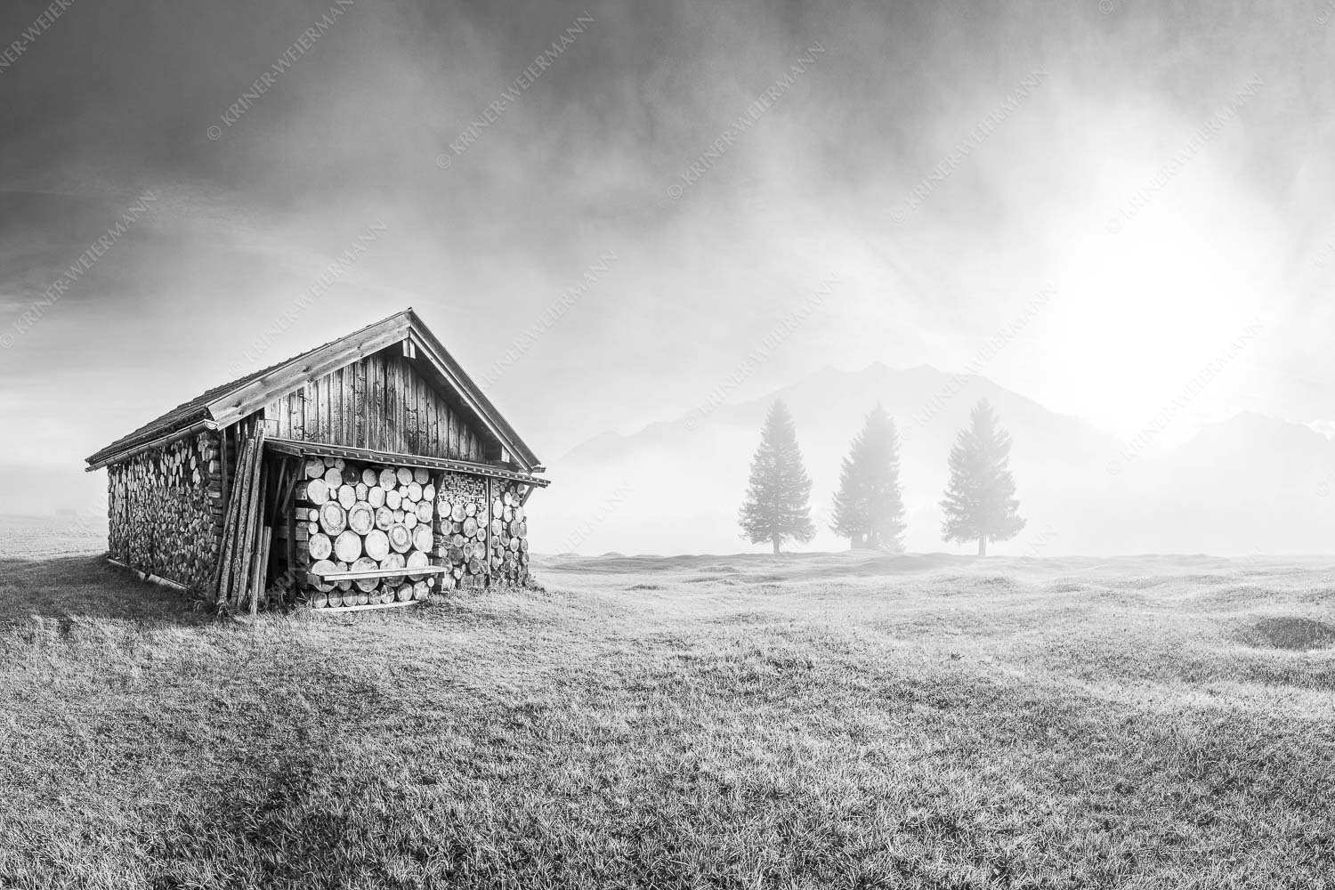 Blick über Buckelwiese zum Sonnenaufgang am Karwendel mit Nebelstimmung - Vorhang auf 3:2 sw -- Heustadel auf Buckelwiese - mehr Infos bei www.Kriner-Weiermann.de