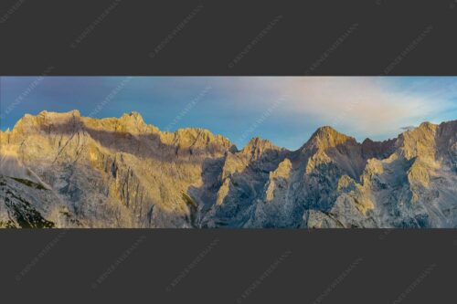 Letztes Sonnenlicht an den Wettersteinnordwänden - Wände Grate Dome 3:1  -- Oberreintal Wetterstein - mehr Infos bei www.Kriner-Weiermann.de