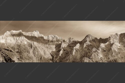 Letztes Sonnenlicht an den Wettersteinnordwänden - Wände Grate Dome 3:1 sepia -- Oberreintal Wetterstein - mehr Infos bei www.Kriner-Weiermann.de