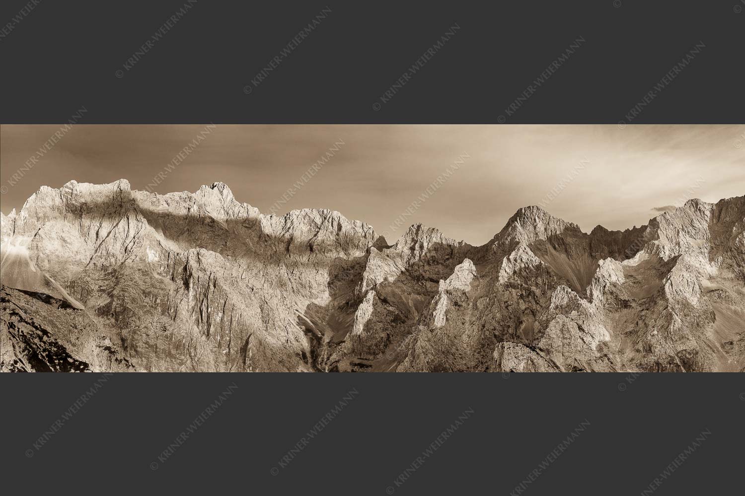 Letztes Sonnenlicht an den Wettersteinnordwänden - Wände Grate Dome 3:1 sepia -- Oberreintal Wetterstein - mehr Infos bei www.Kriner-Weiermann.de