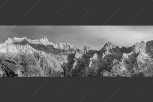 Letztes Sonnenlicht an den Wettersteinnordwänden - Wände Grate Dome 3:1 sw -- Oberreintal Wetterstein - mehr Infos bei www.Kriner-Weiermann.de