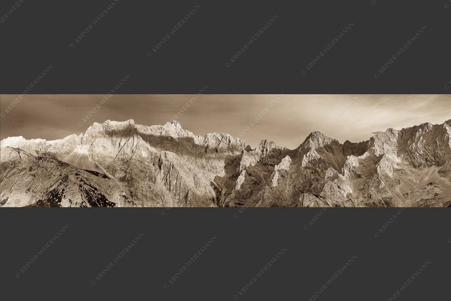 Letztes Sonnenlicht an den Wettersteinnordwänden - Wände Grate Dome 4:1 sepia -- Oberreintal Wetterstein - mehr Infos bei www.Kriner-Weiermann.de