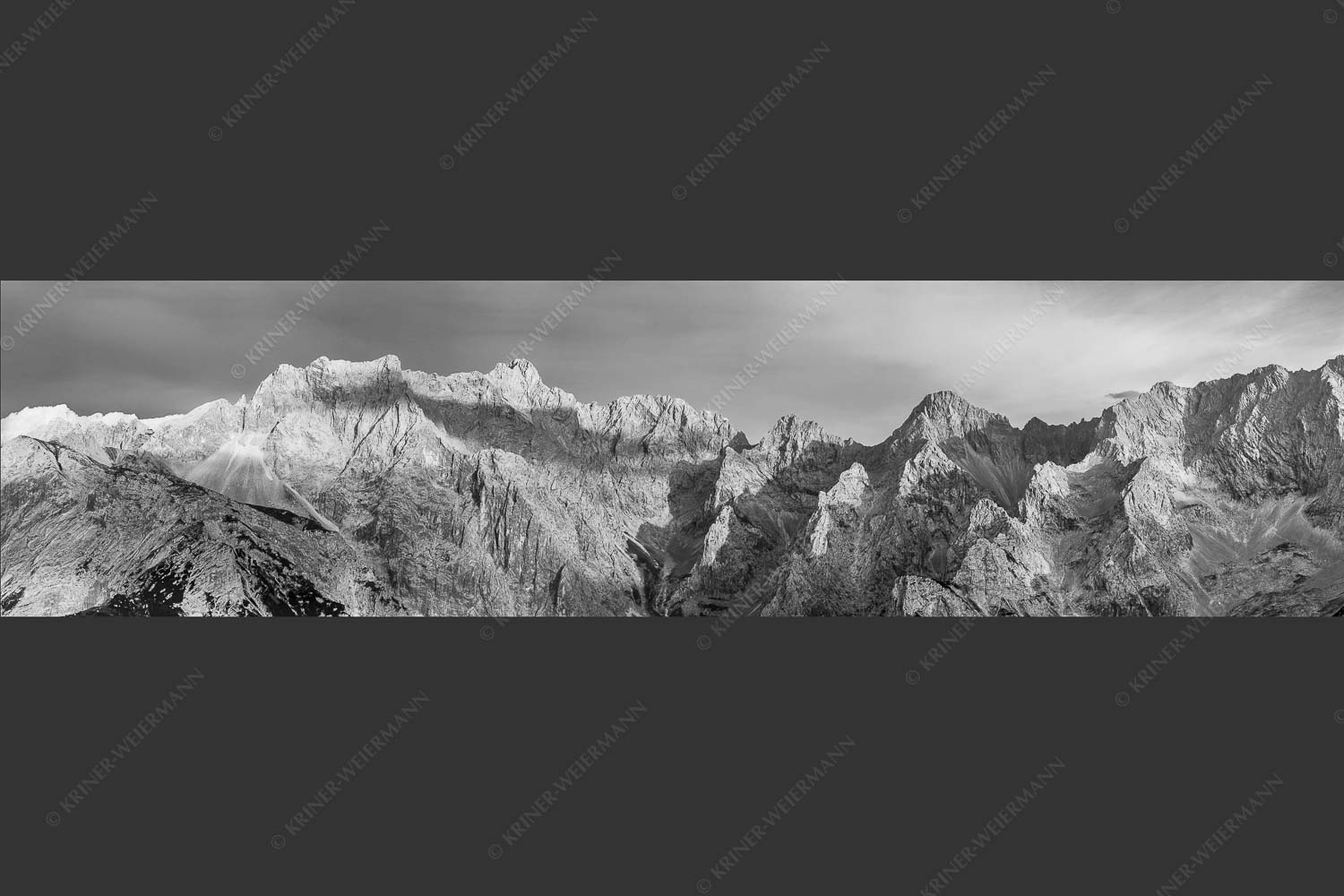 Letztes Sonnenlicht an den Wettersteinnordwänden - Wände Grate Dome 4:1 sw -- Oberreintal Wetterstein - mehr Infos bei www.Kriner-Weiermann.de