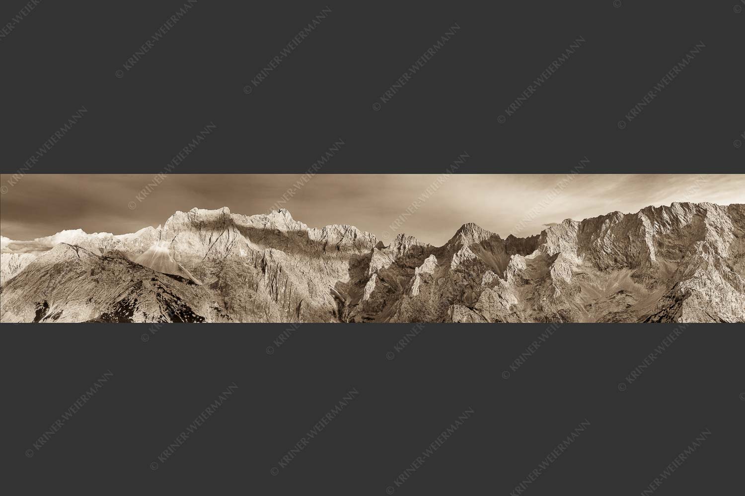 Letztes Sonnenlicht an den Wettersteinnordwänden - Wände Grate Dome 5:1 sepia -- Oberreintal Wetterstein - mehr Infos bei www.Kriner-Weiermann.de