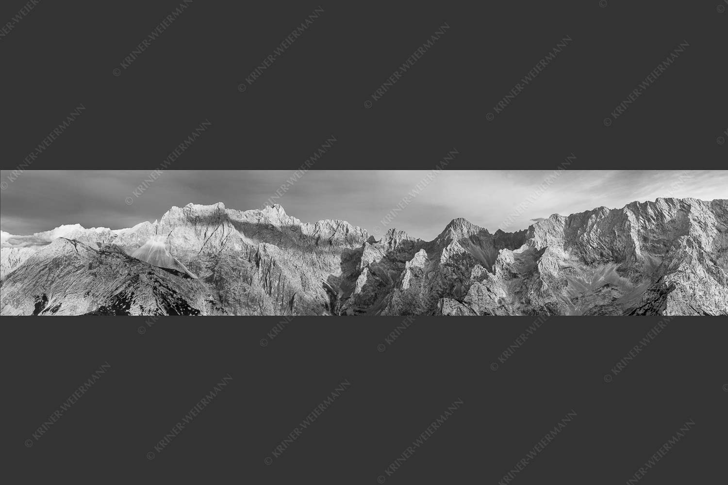 Letztes Sonnenlicht an den Wettersteinnordwänden - Wände Grate Dome 5:1 sw -- Oberreintal Wetterstein - mehr Infos bei www.Kriner-Weiermann.de