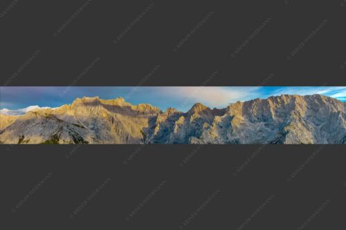 Letztes Sonnenlicht an den Wettersteinnordwänden - Wände Grate Dome 6:1  -- Oberreintal Wetterstein - mehr Infos bei www.Kriner-Weiermann.de