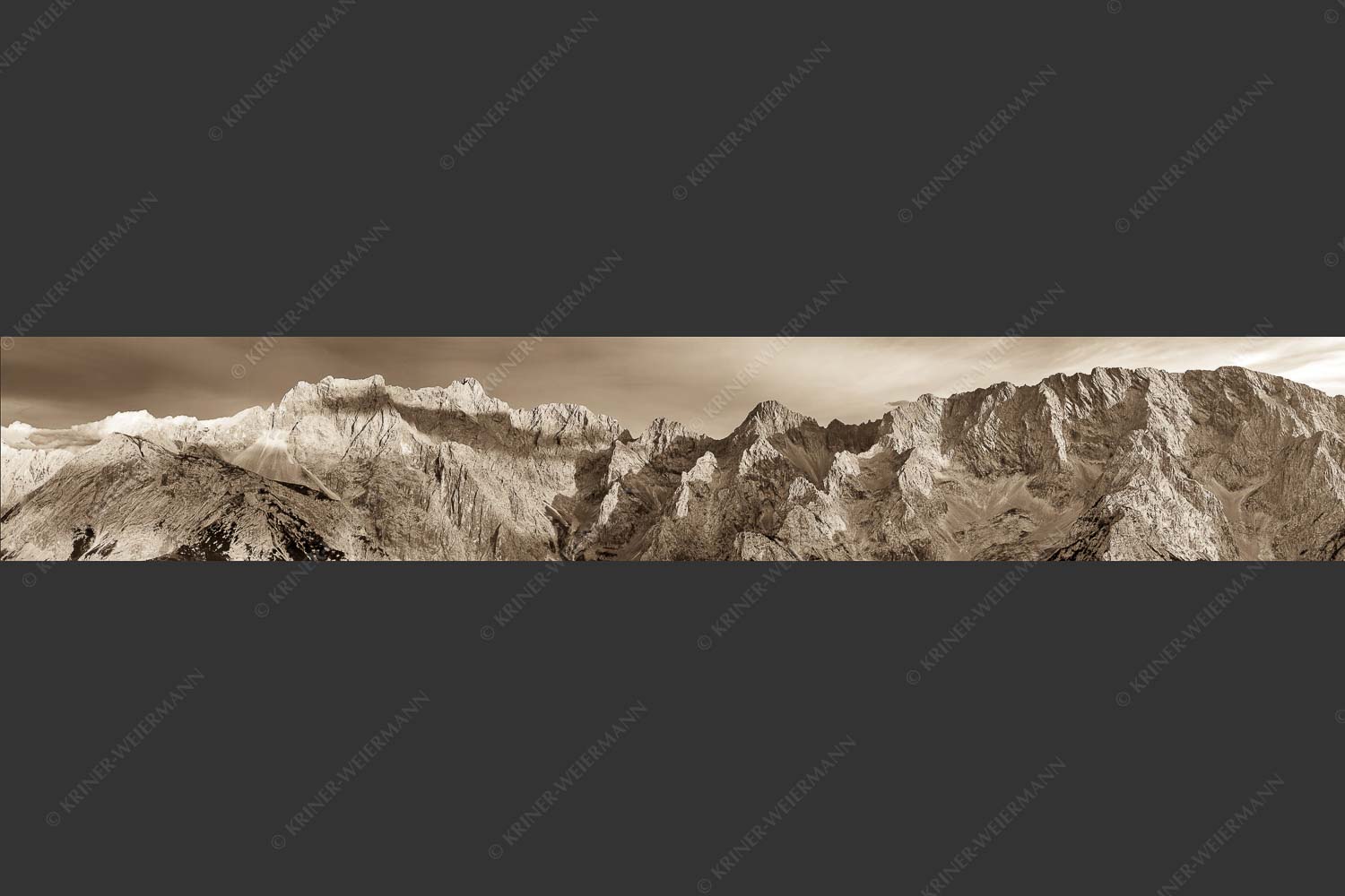 Letztes Sonnenlicht an den Wettersteinnordwänden - Wände Grate Dome 6:1 sepia -- Oberreintal Wetterstein - mehr Infos bei www.Kriner-Weiermann.de