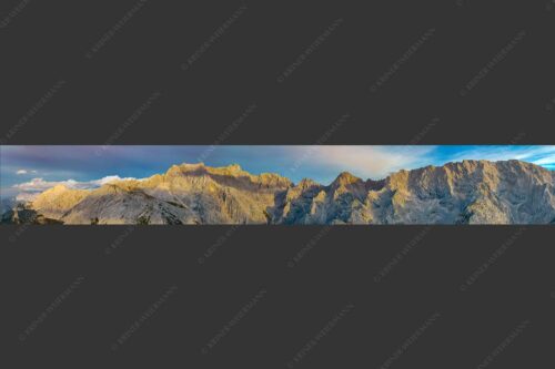 Letztes Sonnenlicht an den Wettersteinnordwänden - Wände Grate Dome 7:1  -- Oberreintal Wetterstein - mehr Infos bei www.Kriner-Weiermann.de