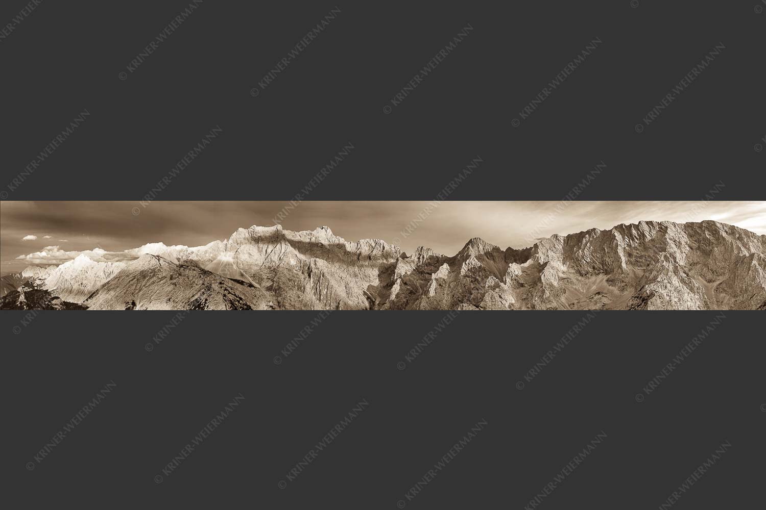 Letztes Sonnenlicht an den Wettersteinnordwänden - Wände Grate Dome 7:1 sepia -- Oberreintal Wetterstein - mehr Infos bei www.Kriner-Weiermann.de