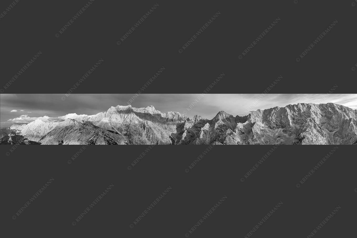 Letztes Sonnenlicht an den Wettersteinnordwänden - Wände Grate Dome 7:1 sw -- Oberreintal Wetterstein - mehr Infos bei www.Kriner-Weiermann.de