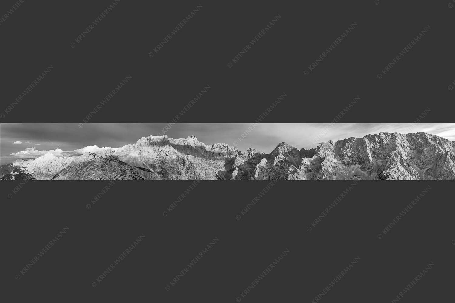 Letztes Sonnenlicht an den Wettersteinnordwänden - Wände Grate Dome 8:1 sw -- Oberreintal Wetterstein - mehr Infos bei www.Kriner-Weiermann.de