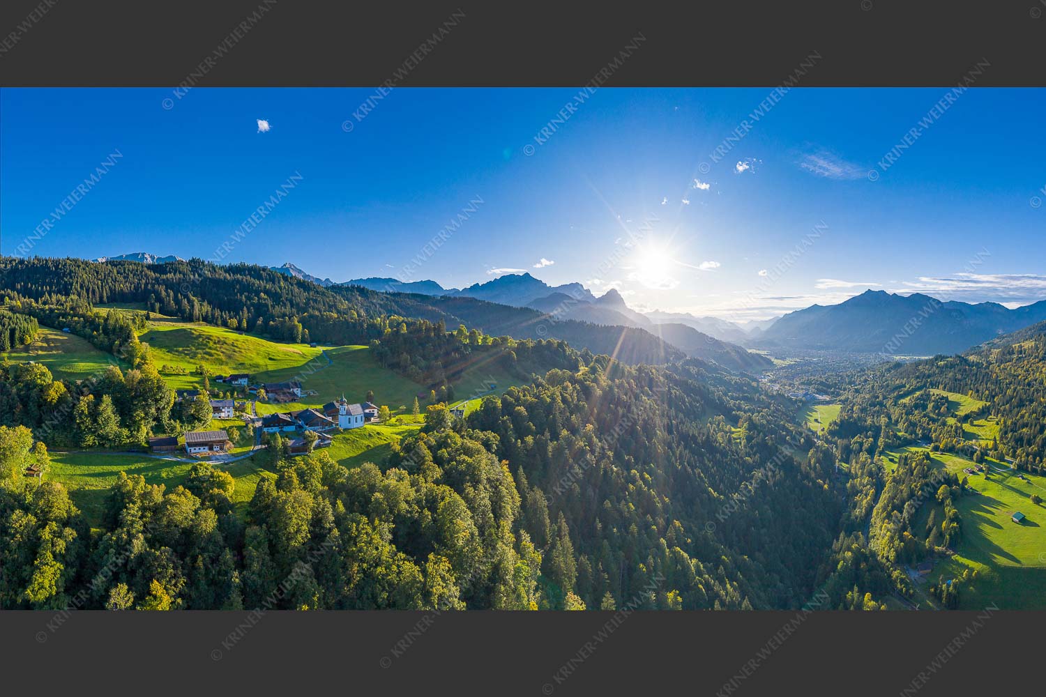 Blick über Wamberg und Garmisch-Partenkirchen in den Sonnenuntergang am Wetterstein - Wambergblick 2:1  -- Wamberg Garmisch-Partenkirchen und Wetterstein - mehr Infos bei www.Kriner-Weiermann.de