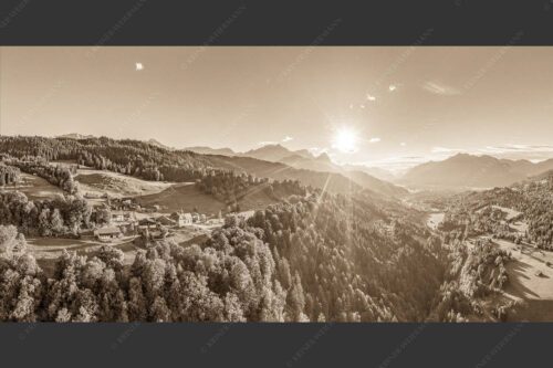 Blick über Wamberg und Garmisch-Partenkirchen in den Sonnenuntergang am Wetterstein - Wambergblick 2:1 sepia -- Wamberg Garmisch-Partenkirchen und Wetterstein - mehr Infos bei www.Kriner-Weiermann.de