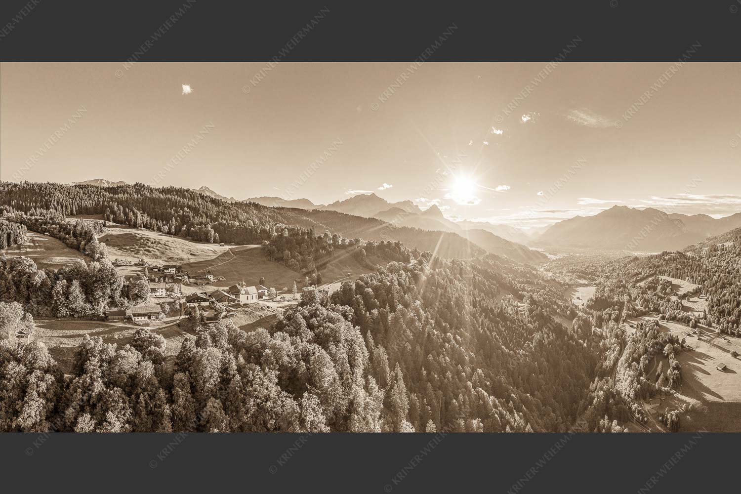 Blick über Wamberg und Garmisch-Partenkirchen in den Sonnenuntergang am Wetterstein - Wambergblick 2:1 sepia -- Wamberg Garmisch-Partenkirchen und Wetterstein - mehr Infos bei www.Kriner-Weiermann.de