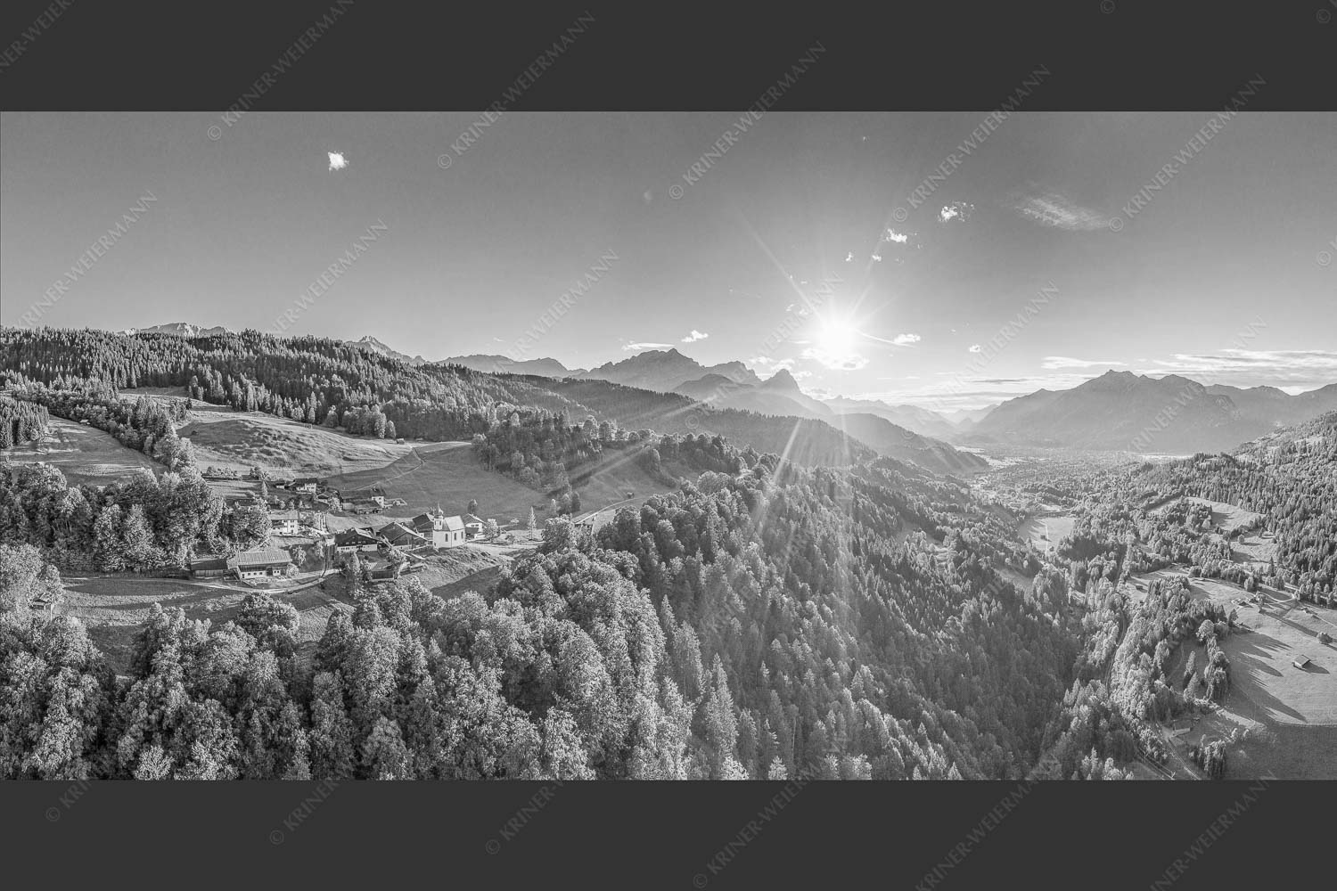 Blick über Wamberg und Garmisch-Partenkirchen in den Sonnenuntergang am Wetterstein - Wambergblick 2:1 sw -- Wamberg Garmisch-Partenkirchen und Wetterstein - mehr Infos bei www.Kriner-Weiermann.de