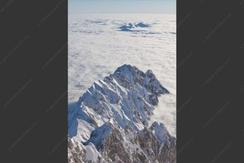 Nur noch Waxenstein und Estergebirge ragen aus dem Nebelmeer an diesem Wintertag - Waxenstein 2:3  -- Nebelmeer über Garmisch-Partenkirchen - mehr Infos bei www.Kriner-Weiermann.de