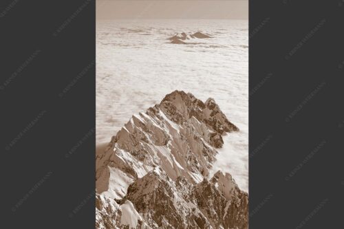 Nur noch Waxenstein und Estergebirge ragen aus dem Nebelmeer an diesem Wintertag - Waxenstein 2:3 sepia -- Nebelmeer über Garmisch-Partenkirchen - mehr Infos bei www.Kriner-Weiermann.de