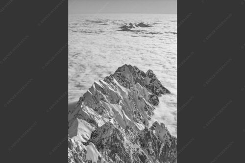 Nur noch Waxenstein und Estergebirge ragen aus dem Nebelmeer an diesem Wintertag - Waxenstein 2:3 sw -- Nebelmeer über Garmisch-Partenkirchen - mehr Infos bei www.Kriner-Weiermann.de