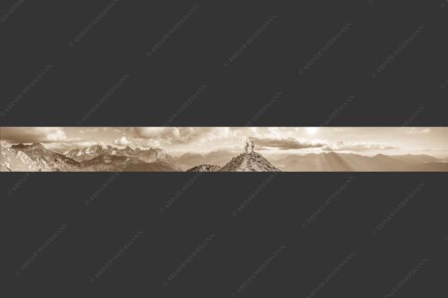 Blick über Seinskopf und Oberes Isartal in den Sonnenuntergang und ins Karwendel - Weg ins Glück 10:1 sepia -- Bergsteiger am Seinskopf im Soierngebirge - mehr Infos bei www.Kriner-Weiermann.de