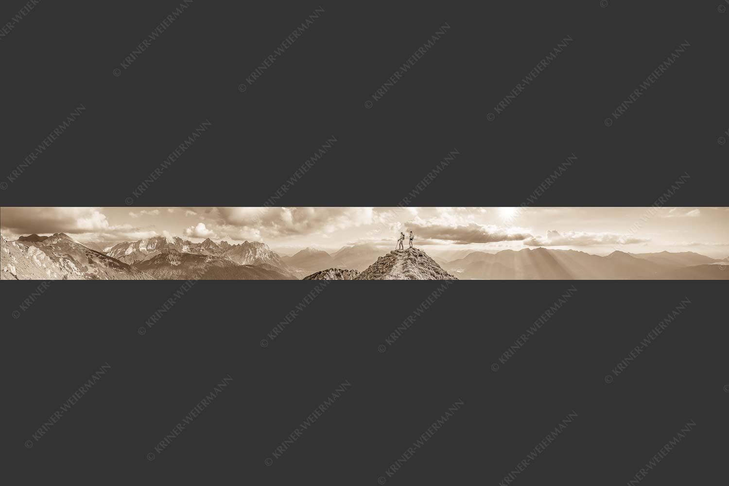 Blick über Seinskopf und Oberes Isartal in den Sonnenuntergang und ins Karwendel - Weg ins Glück 10:1 sepia -- Bergsteiger am Seinskopf im Soierngebirge - mehr Infos bei www.Kriner-Weiermann.de