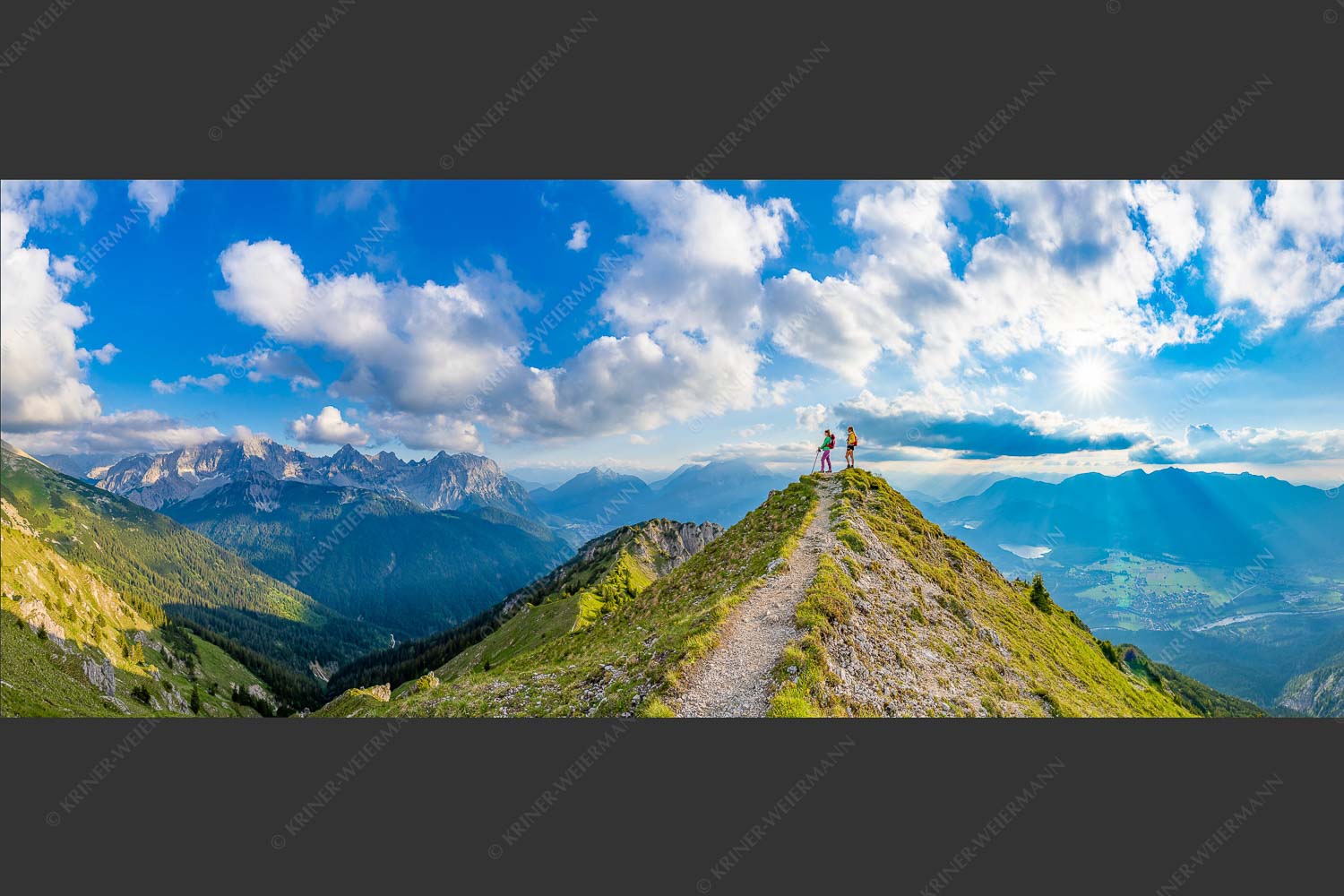 Blick über Seinskopf und Oberes Isartal in den Sonnenuntergang und ins Karwendel - Weg ins Glück 2,5:1  -- Bergsteiger am Seinskopf im Soierngebirge - mehr Infos bei www.Kriner-Weiermann.de