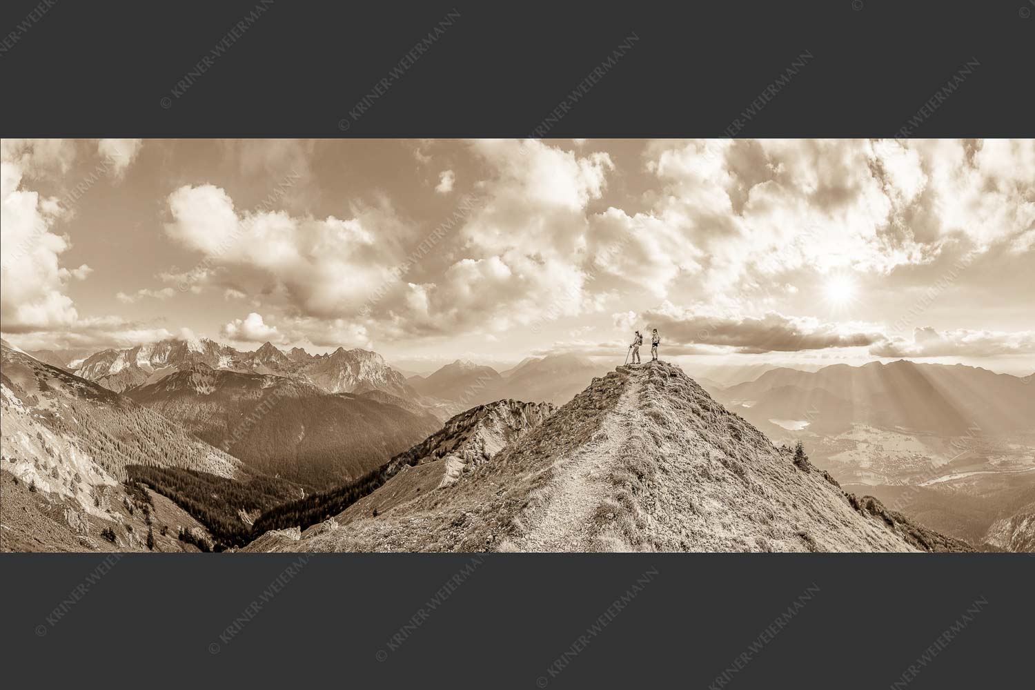 Blick über Seinskopf und Oberes Isartal in den Sonnenuntergang und ins Karwendel - Weg ins Glück 2,5:1 sepia -- Bergsteiger am Seinskopf im Soierngebirge - mehr Infos bei www.Kriner-Weiermann.de