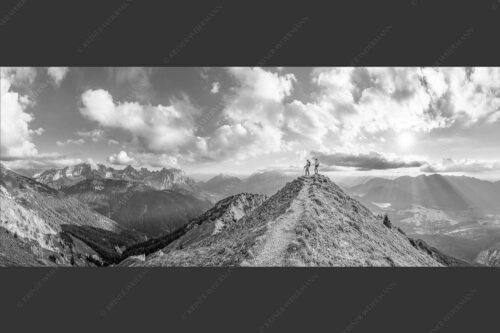 Blick über Seinskopf und Oberes Isartal in den Sonnenuntergang und ins Karwendel - Weg ins Glück 2,5:1 sw -- Bergsteiger am Seinskopf im Soierngebirge - mehr Infos bei www.Kriner-Weiermann.de