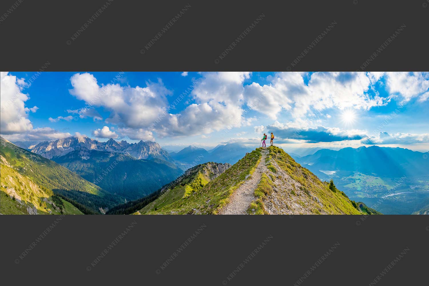 Blick über Seinskopf und Oberes Isartal in den Sonnenuntergang und ins Karwendel - Weg ins Glück 3:1  -- Bergsteiger am Seinskopf im Soierngebirge - mehr Infos bei www.Kriner-Weiermann.de