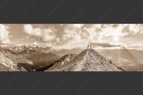 Blick über Seinskopf und Oberes Isartal in den Sonnenuntergang und ins Karwendel - Weg ins Glück 3:1 sepia -- Bergsteiger am Seinskopf im Soierngebirge - mehr Infos bei www.Kriner-Weiermann.de