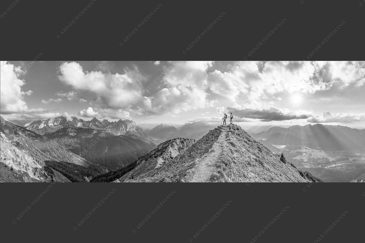 Blick über Seinskopf und Oberes Isartal in den Sonnenuntergang und ins Karwendel - Weg ins Glück 3:1 sw -- Bergsteiger am Seinskopf im Soierngebirge - mehr Infos bei www.Kriner-Weiermann.de