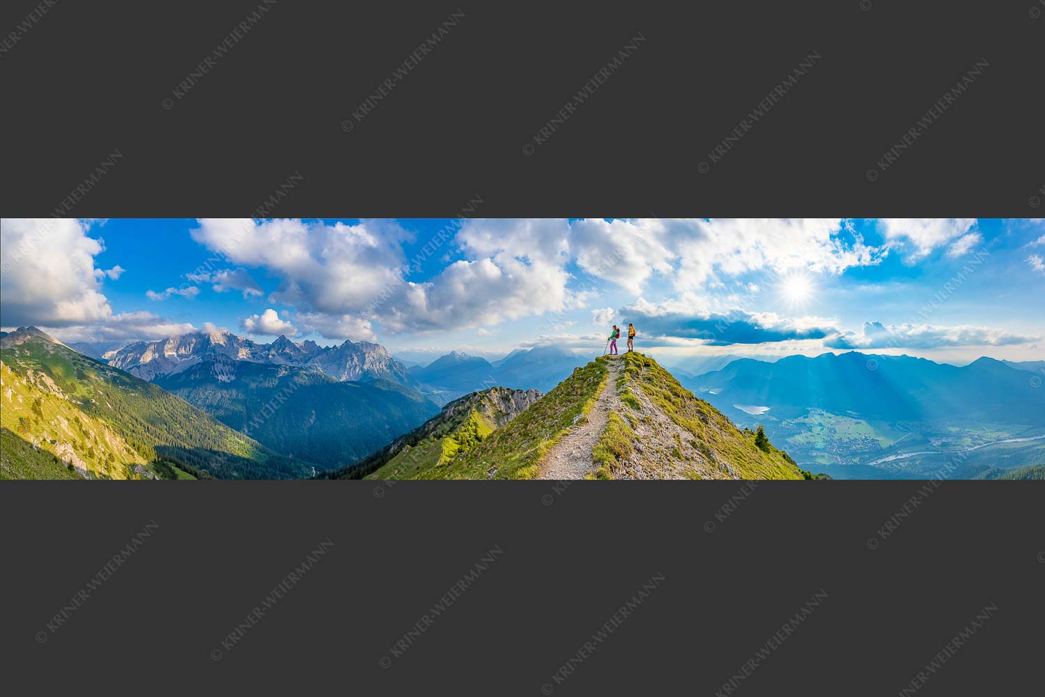 Blick über Seinskopf und Oberes Isartal in den Sonnenuntergang und ins Karwendel - Weg ins Glück 4:1 -- Bergsteiger am Seinskopf im Soierngebirge - mehr Infos bei www.Kriner-Weiermann.de