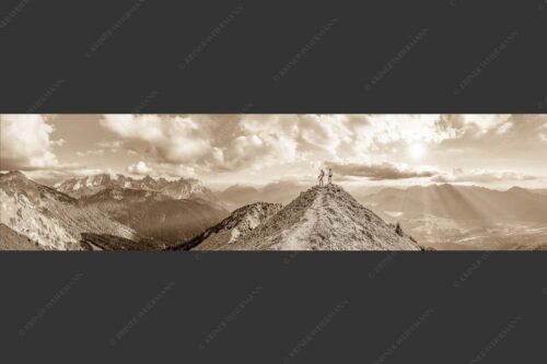 Blick über Seinskopf und Oberes Isartal in den Sonnenuntergang und ins Karwendel - Weg ins Glück 4:1 sepia -- Bergsteiger am Seinskopf im Soierngebirge - mehr Infos bei www.Kriner-Weiermann.de